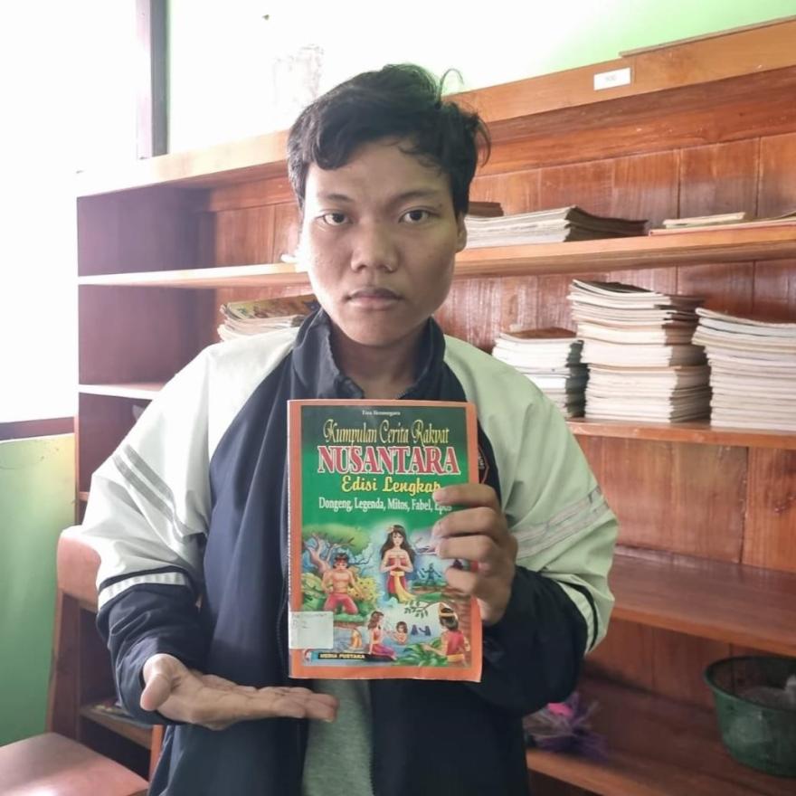 KEREN! Upaya Mahasiswa KKN Dalam Mengembalikan Eksistensi Perpustakaan Desa di Desa Kalimati. 